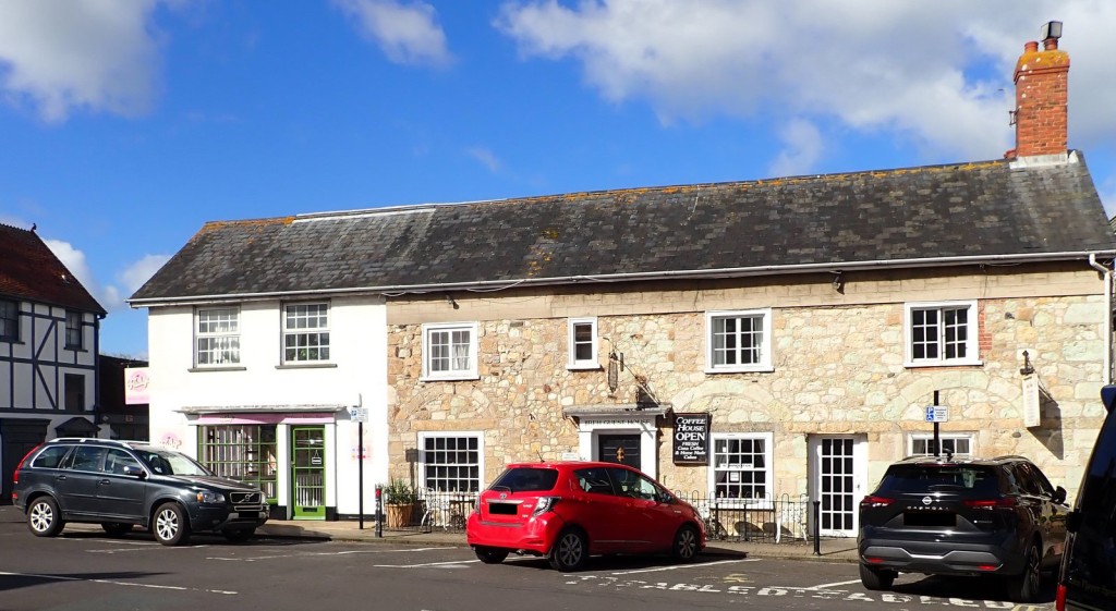 Lot: 41 - COMMERCIAL INVESTMENT WITH SHARE OF FREEHOLD - Wider view of shop and adjacent property